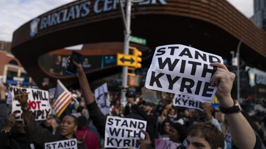 Protestan contra vacuna obligatoria antes de juego de Nets