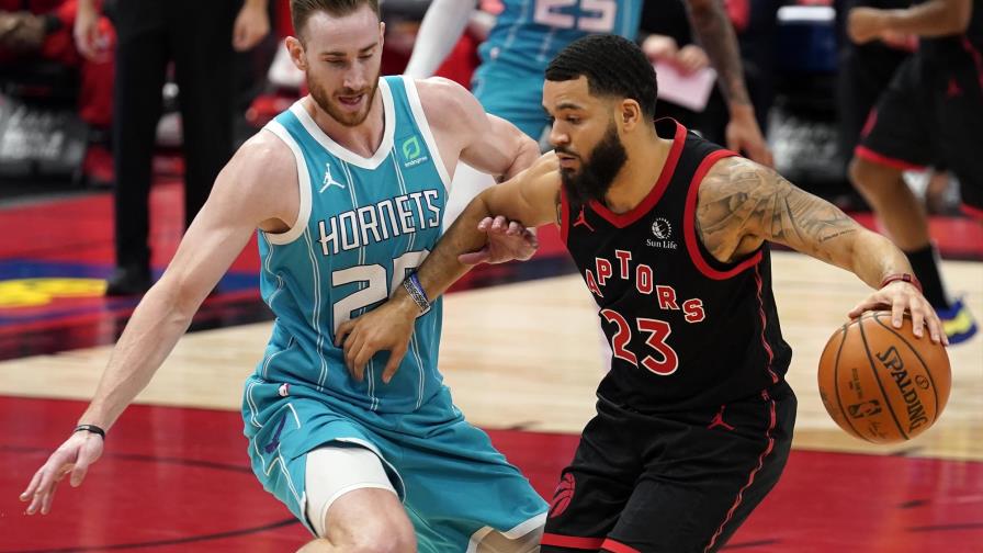 Con tiros libres al final, Raptors superan a Hornets