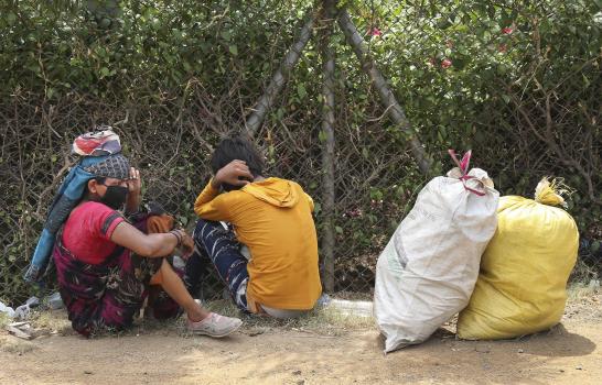 Sin empleo ni futuro, migrantes regresan a casa en India
