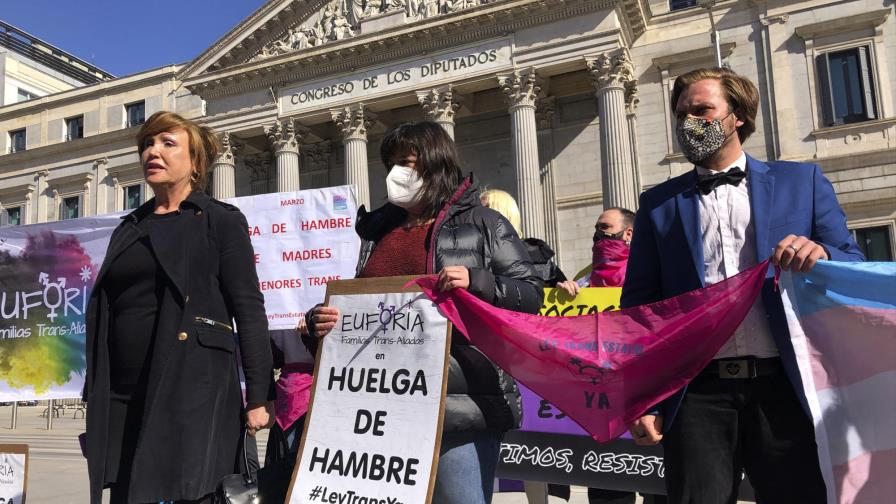 España: partidarios de derechos trans en huelga de hambre