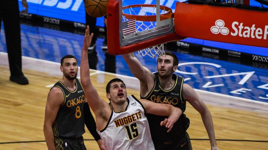 Jokic domina con 39 puntos y Nuggets vence a Bulls