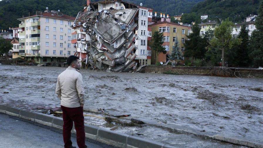Suben a 38 los muertos por inundaciones en norte de Turquía