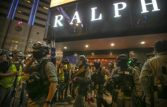 Choques en Hong Kong en protesta contra tácticas policiales
