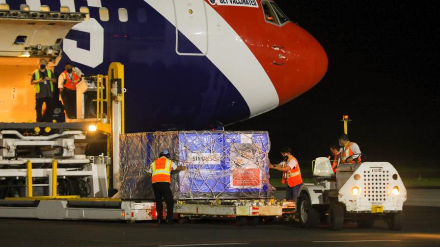 Llegan a El Salvador vacunas chinas en avión de los Patriots