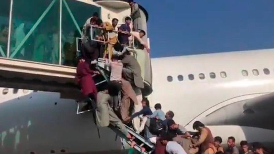 Miles de personas desesperadas desatan el caos en el aeropuerto de Kabul