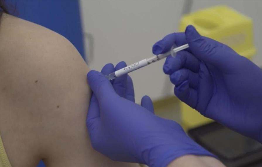 Oxford prevé resultados de vacuna contra COVID-19 para Navidad