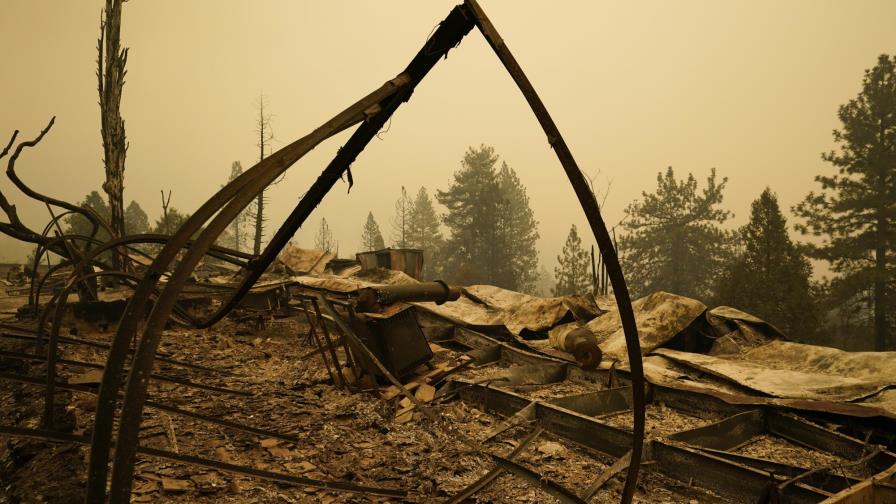 El viento amenaza con avivar los incendios en California