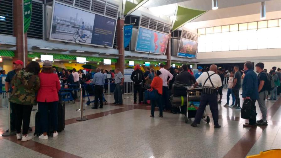 Cancelan 166 operaciones de vuelos en el aeropuerto de Las Américas por el coronavirus