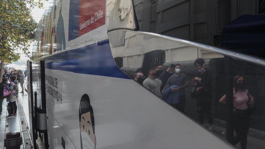 Chilenos vacunados pueden movilizarse a pesar de cuarentenas