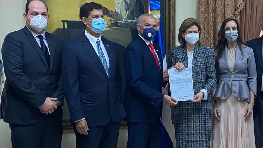 Vicepresidenta Raquel Peña entrega títulos al Centro de Alto Rendimiento a Fedofútbol