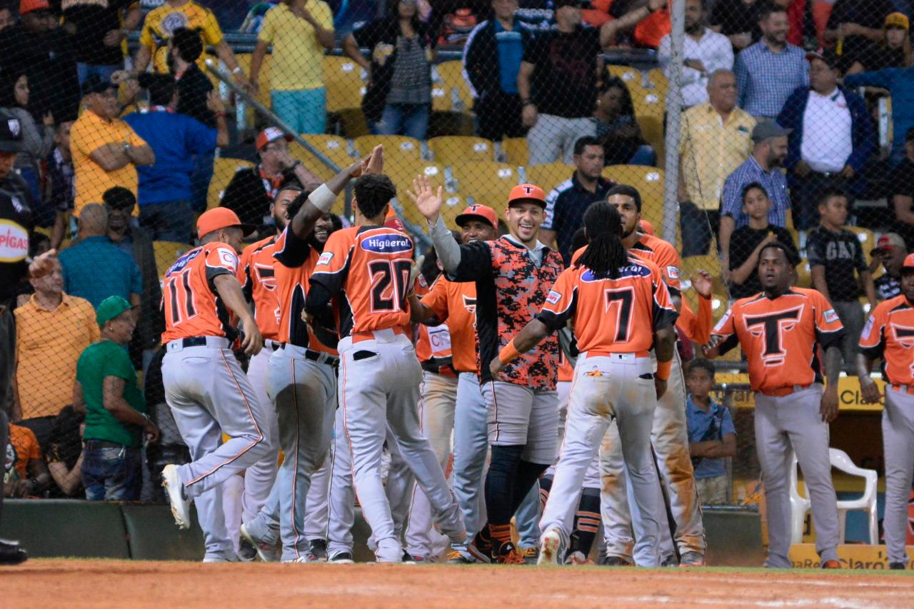 Los Toros del Este celebran la victoria ante las Águilas Cibaeñas, en un partido en que hicieron cinco vueltas en la novena entrada para ganar el partido 11-9.