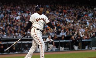 ¿Hubo chispas de racismo en los jonrones récords de Hank Aaron y Barry Bonds?