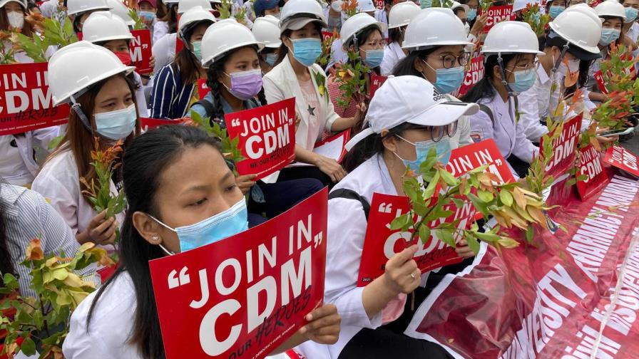 Más protestas, funerales tras tiroteos mortales en Myanmar