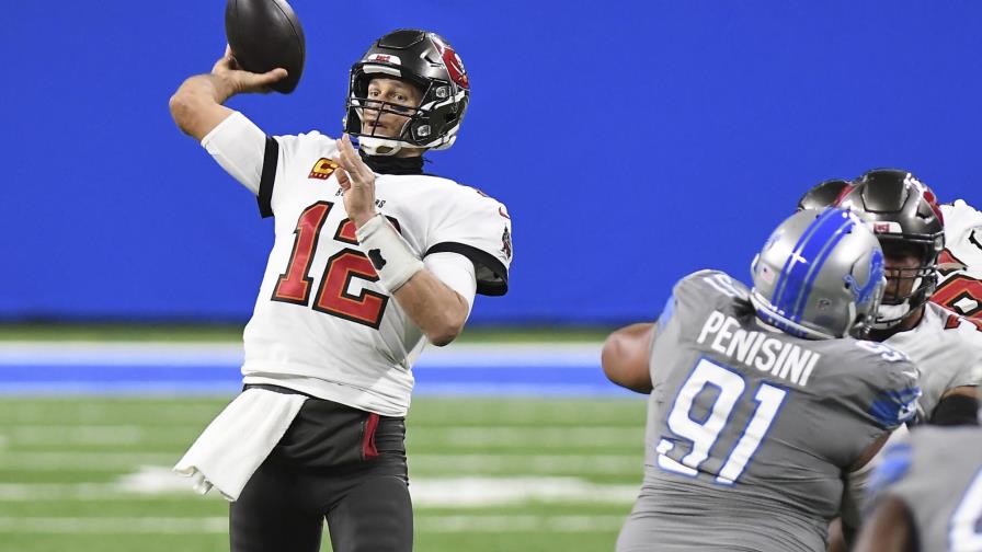 Tom Brady lanza para cuatro anotaciones y lleva a los Buccaneers a postemporada Tom Brady lanza para cuatro anotaciones y lleva a los Buccaneers a postemporada