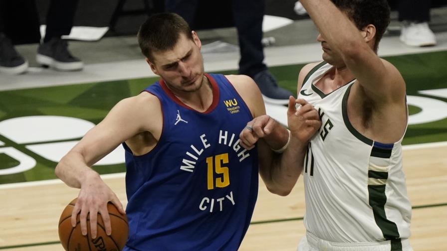 Jokic logra triple doble; Nuggets aplastan a Bucks