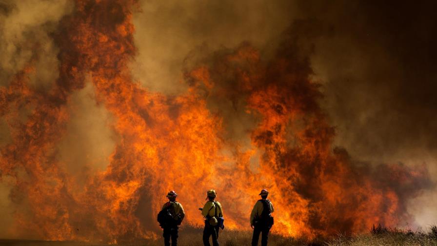 Miles de evacuados en California debido a incendios Miles de evacuados en California debido a incendios