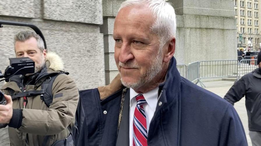 Atacan credibilidad de testigo en juicio de Maxwell