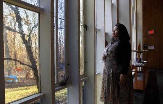 Salvadoreña lleva un año en iglesia cerca de la Casa Blanca