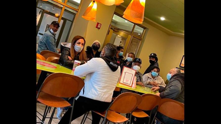 Dominicanos siguen reclamando retraso en pasaportes; cónsul en Boston dice se debe a herencia de la pasada gestión 