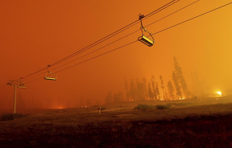 Miles evacúan ciudad cercana a lago Tahoe por incendio