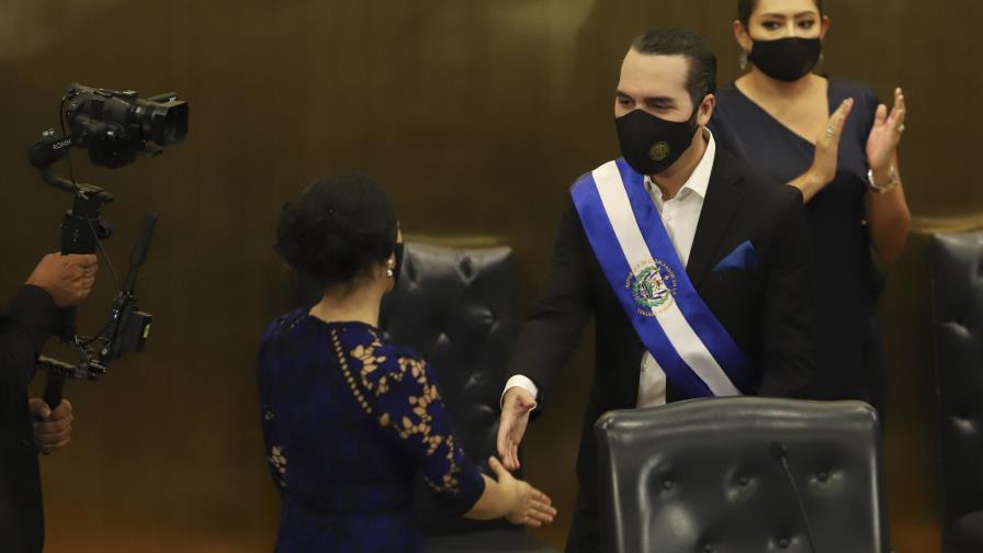 EEUU pide a Bukele fortalecer la democracia de El Salvador