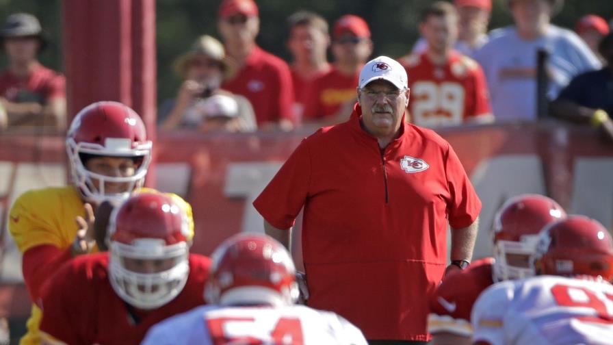 Novatos de los Chiefs se reportan a un campamento único