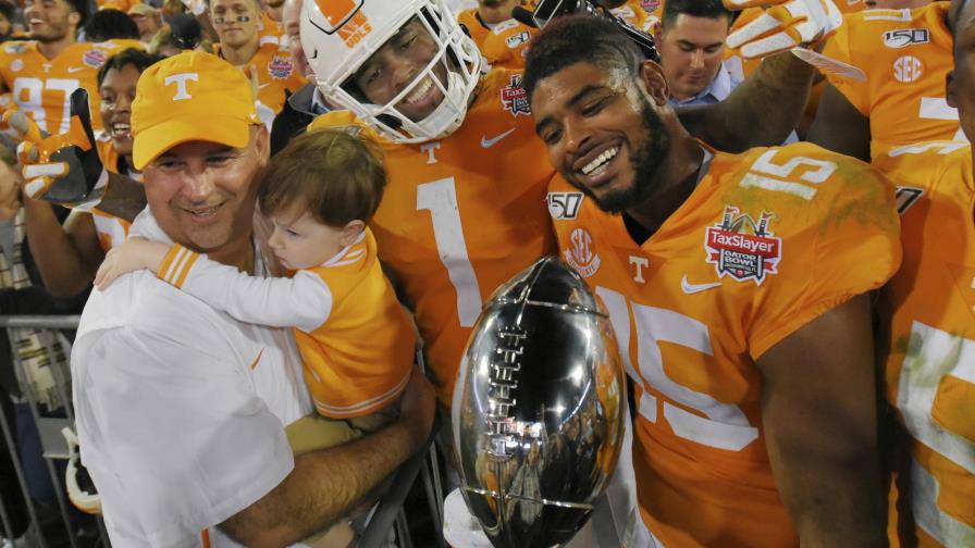 Tennessee anota 2 veces en 30 segundos; gana el Gator Bowl