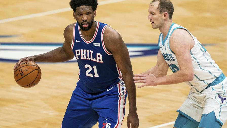 Embiid y 76ers continúan dominando a Hornets