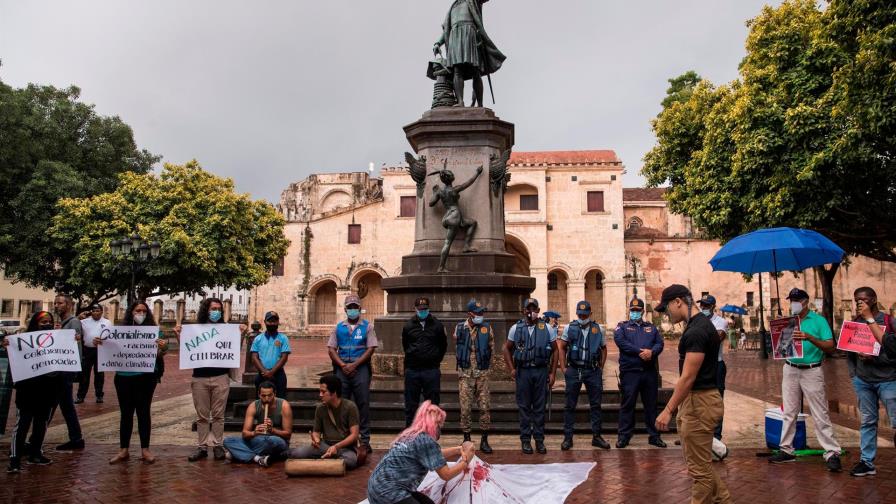 Una veintena de dominicanos protestan para pedir retirada de estatua de Colón Una veintena de dominicanos protestan para pedir retirada de estatua de Colón