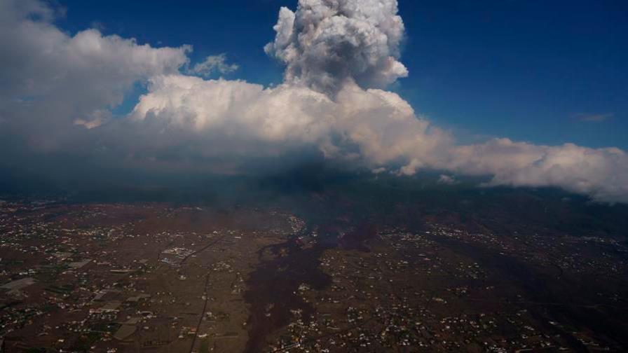 El volcán sigue su destrucción en La Palma, aunque la lava avanza lentamente