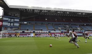 Después de 100 días, el fútbol inglés vuelve y se arrodilla