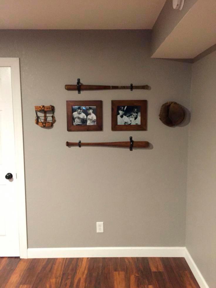 Bates y cuadros para decorar una pared.