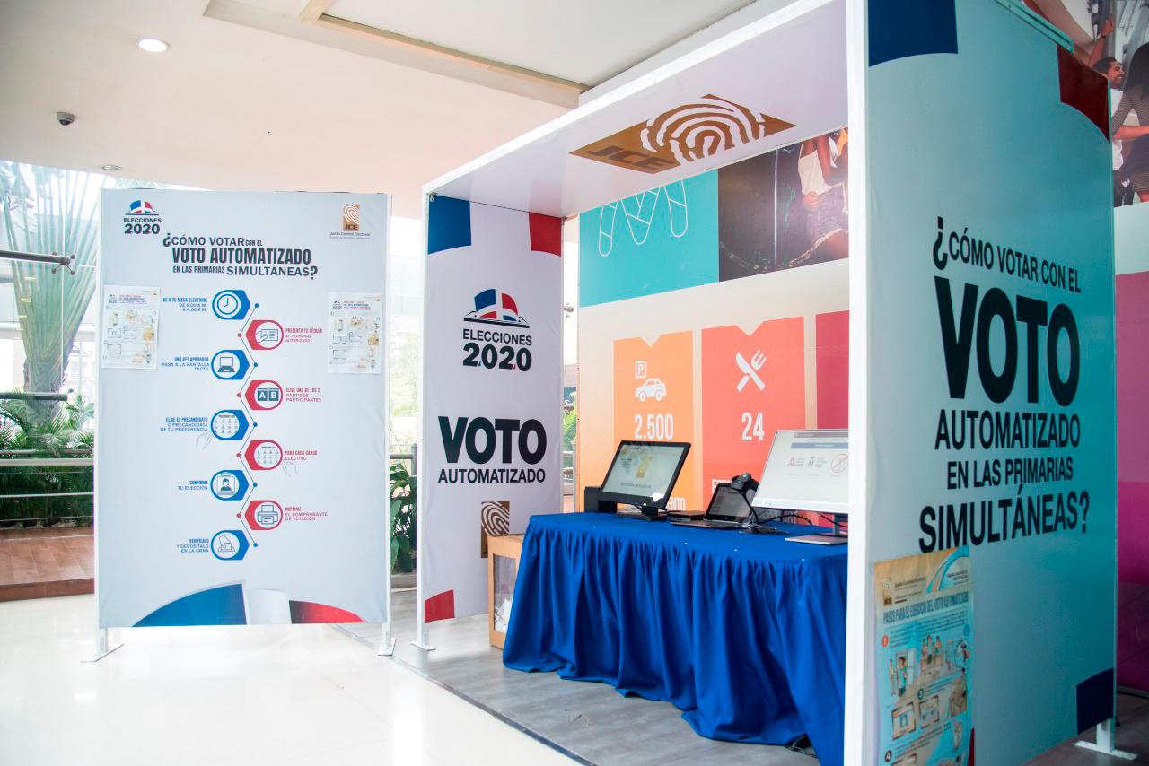 Módulos educativos instalados por la JCE en plazas comerciales.