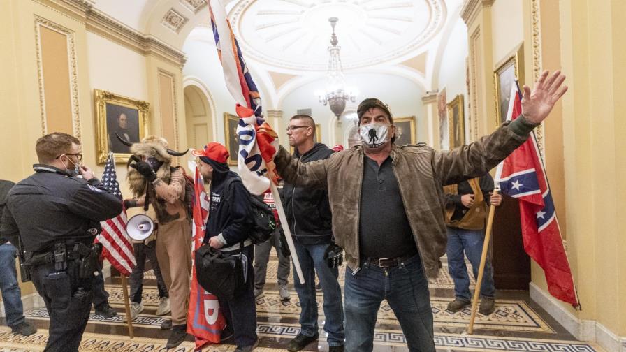Potentes símbolos de supremacismo blanco en toma de Congreso