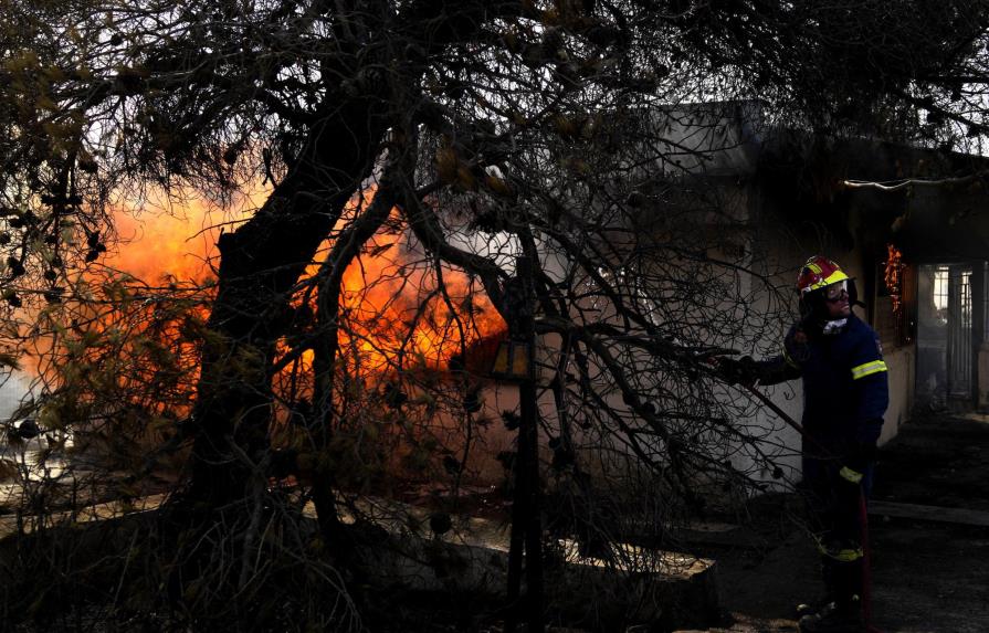 Cede incendio en Grecia, bomberos perseveran