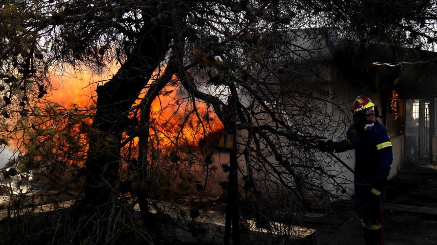 Grecia combate dos nuevos incendios entre fuertes vientos