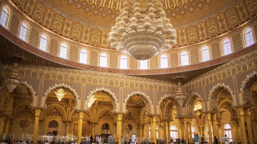Reabren mezquitas en África pese a temor por coronavirus