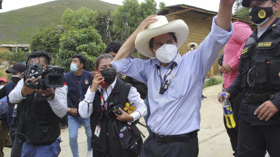 Perú: Izquierdista Castillo promete nacionalizar minas y gas