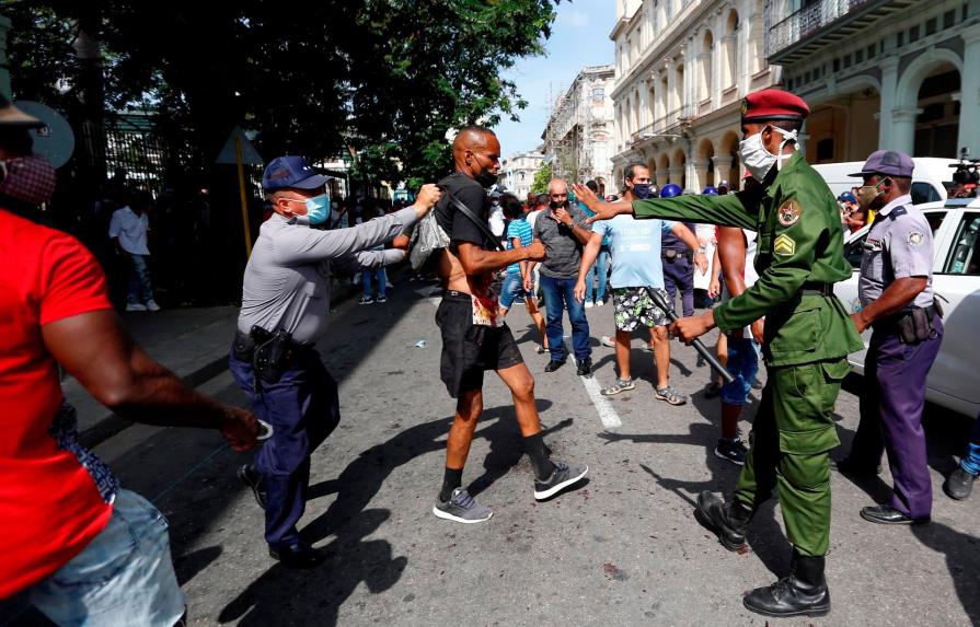 Presidente cubano niega acusaciones de represión en las protestas del domingo