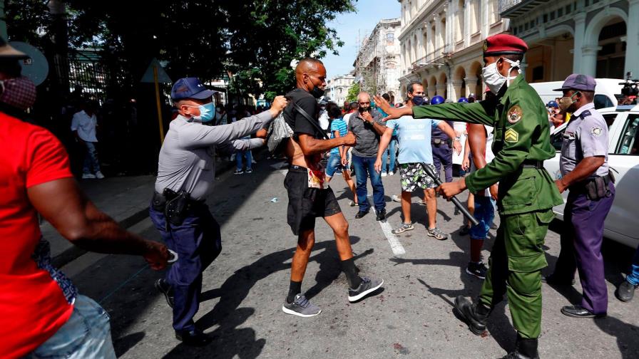 Presidente cubano niega acusaciones de represión en las protestas del domingo