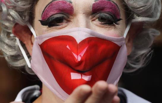 Damas de pantomima marchan para salvar el teatro británico