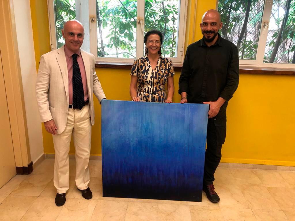 Adrados donó uno de sus cuadros a la embajada de España en RD.