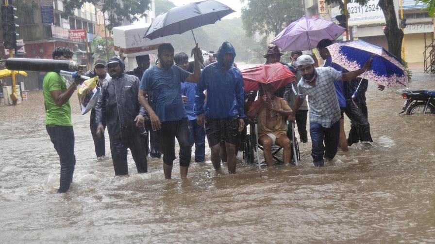Deslaves e inundaciones dejan más de 100 muertos en India