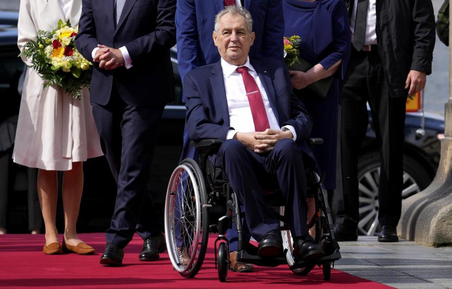 Presidente checo es hospitalizado de nuevo, ahora con COVID
