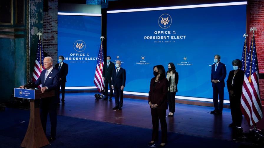 Biden elige a Miguel Cardona como secretario de Educación
