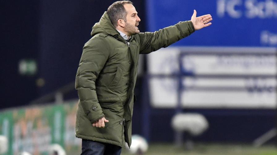 Schalke cesa a técnico Baum en plena debacle en Bundesliga