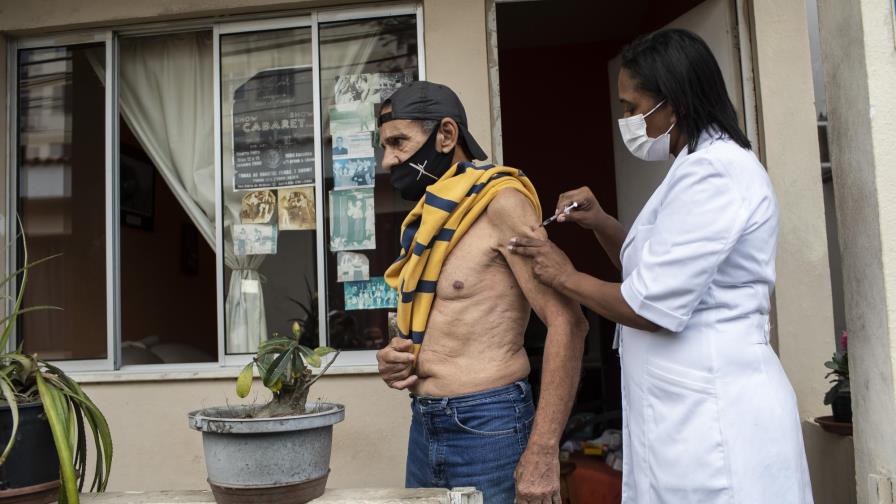 Brasil pone dosis de refuerzo aunque muchos esperan aún 2da