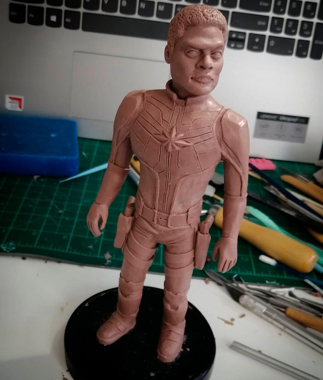 El actor Algénis Pérez en su personaje  Atlas en Captain Marvel.