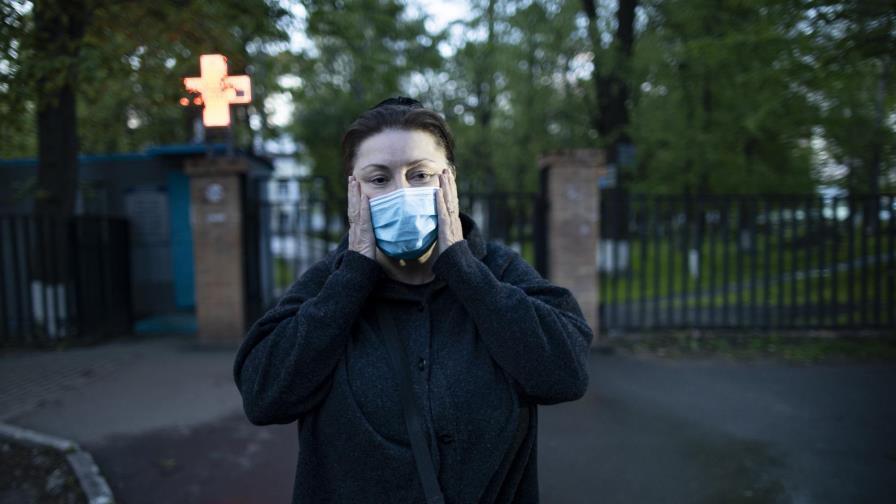 Médicos enfrentan hostilidad y desconfianza en Rusia