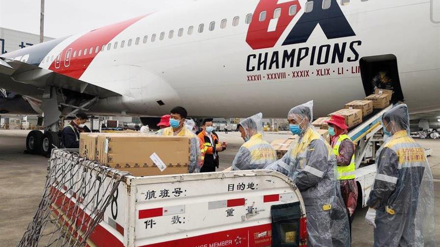 Patriots utilizan su avión para transportar 1,2 millón mascaras desde China